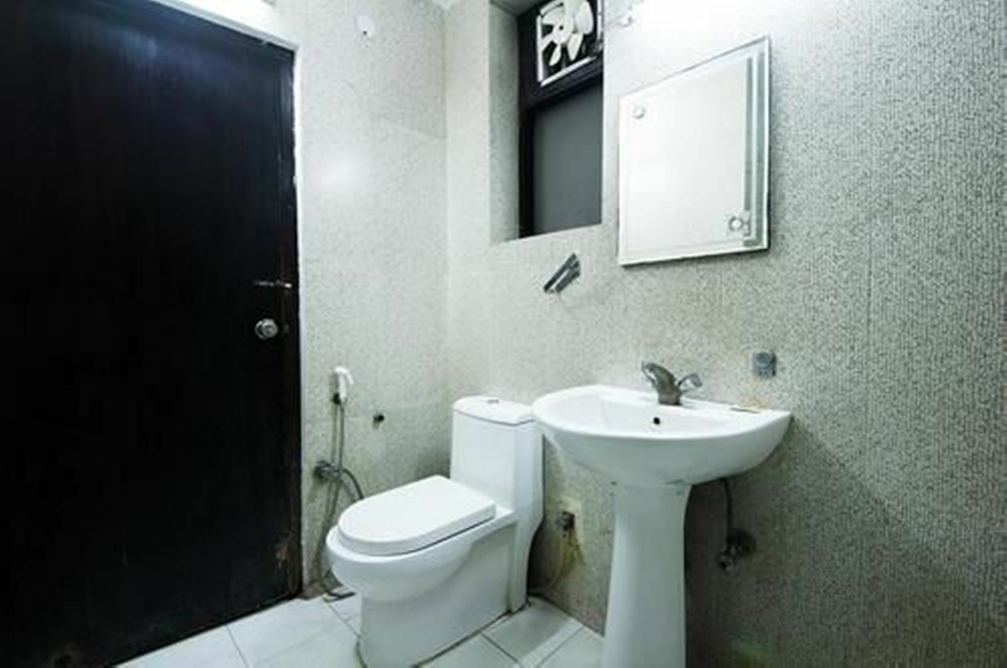 Oyo 13107 Westend Residency New Delhi